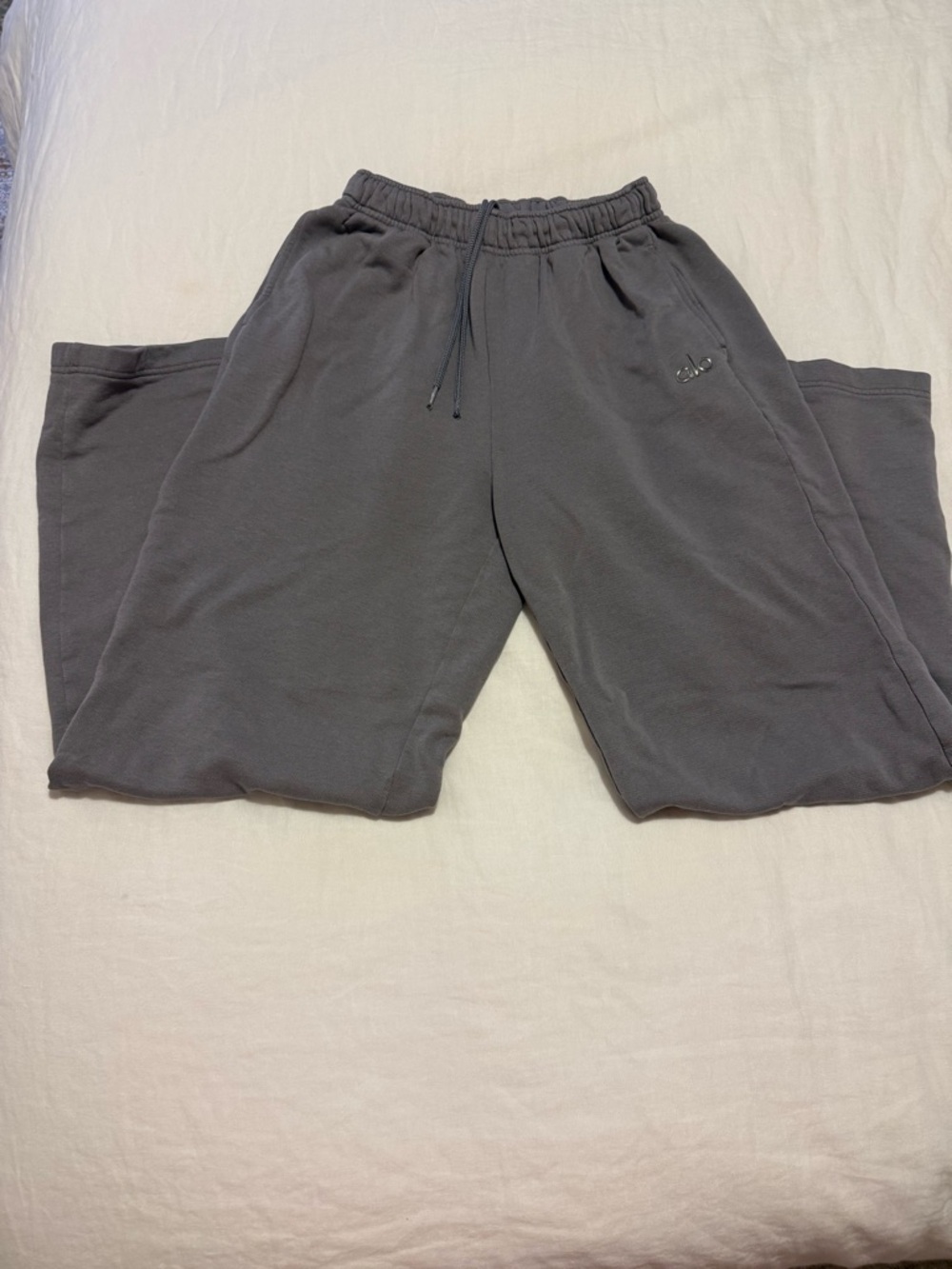 Relaxed Fit Women’s Alo  Lilac Sweatpants